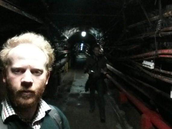 Autor Moritz Metz in einem Tunnel im Felsen von Gibraltar